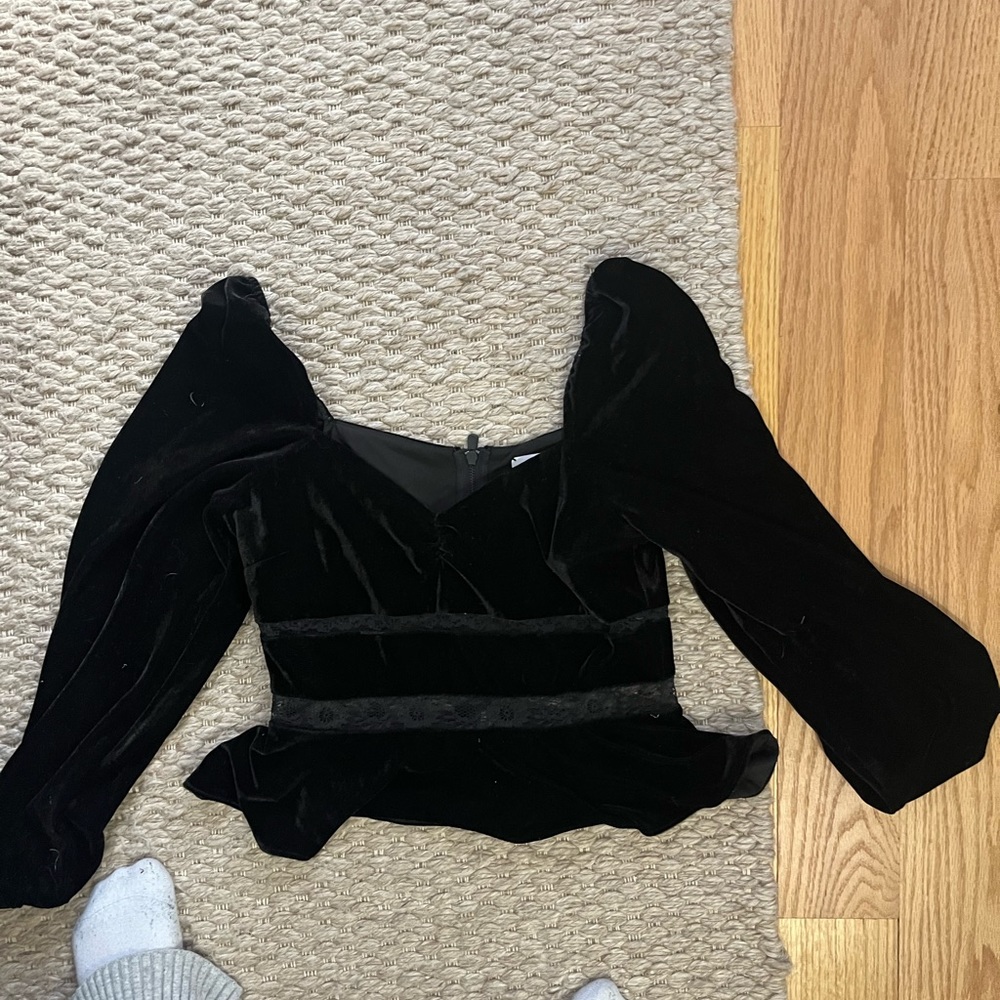 Saylor black top